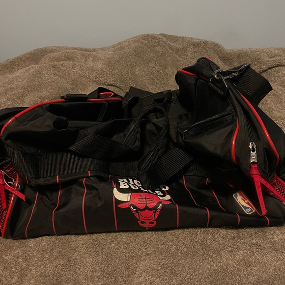 Champion x Chicago Bulls Collaboration: Elevate Your Style - Picture 1 of 3